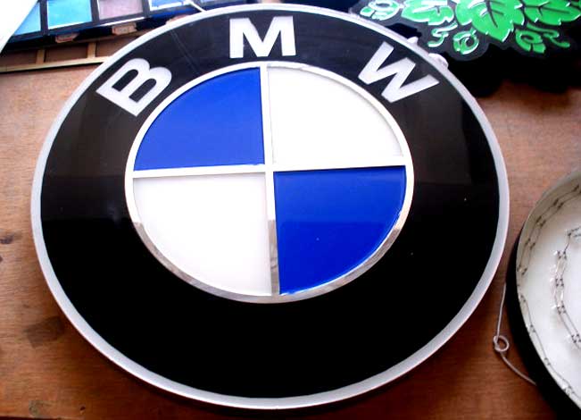 寶馬汽車(chē)發(fā)光標(biāo)識(shí)